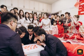   At home in Fujian, friends and family play traditional wedding games, filling the celebration with laughter, joy, and lively competition as part of the festivities.